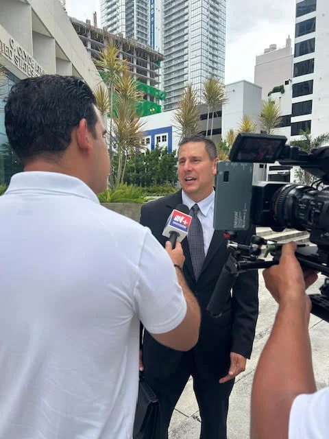 Alfredo Izaguirre conversa con medios de comunicación frente a un tribunal