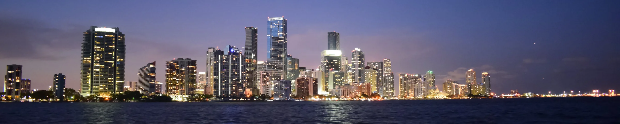 Edificios de Miami iluminados al atardecer frente a la bahía de Biscayne